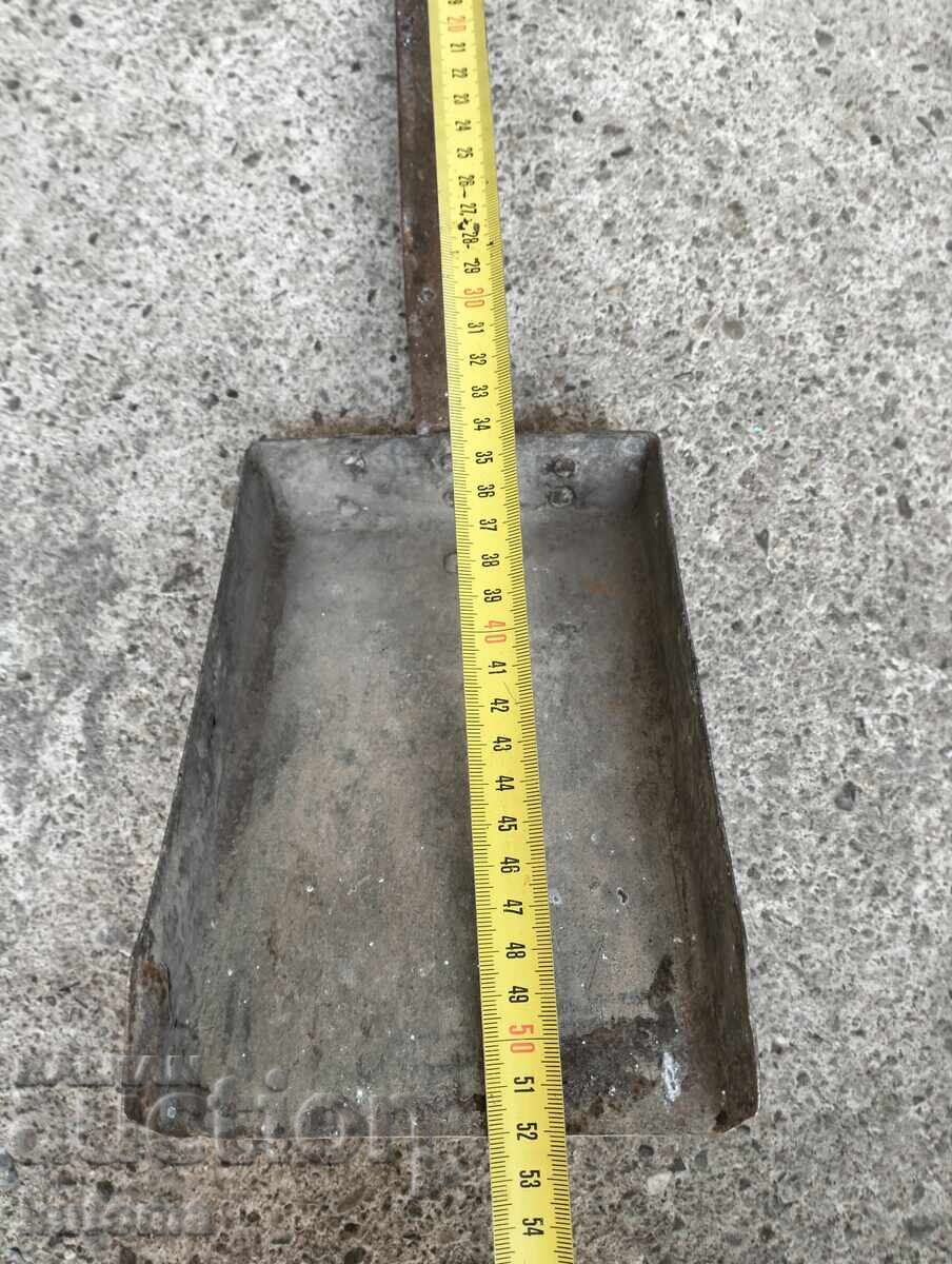 Old iron shovel with price 14.99 BGN | € 7.66