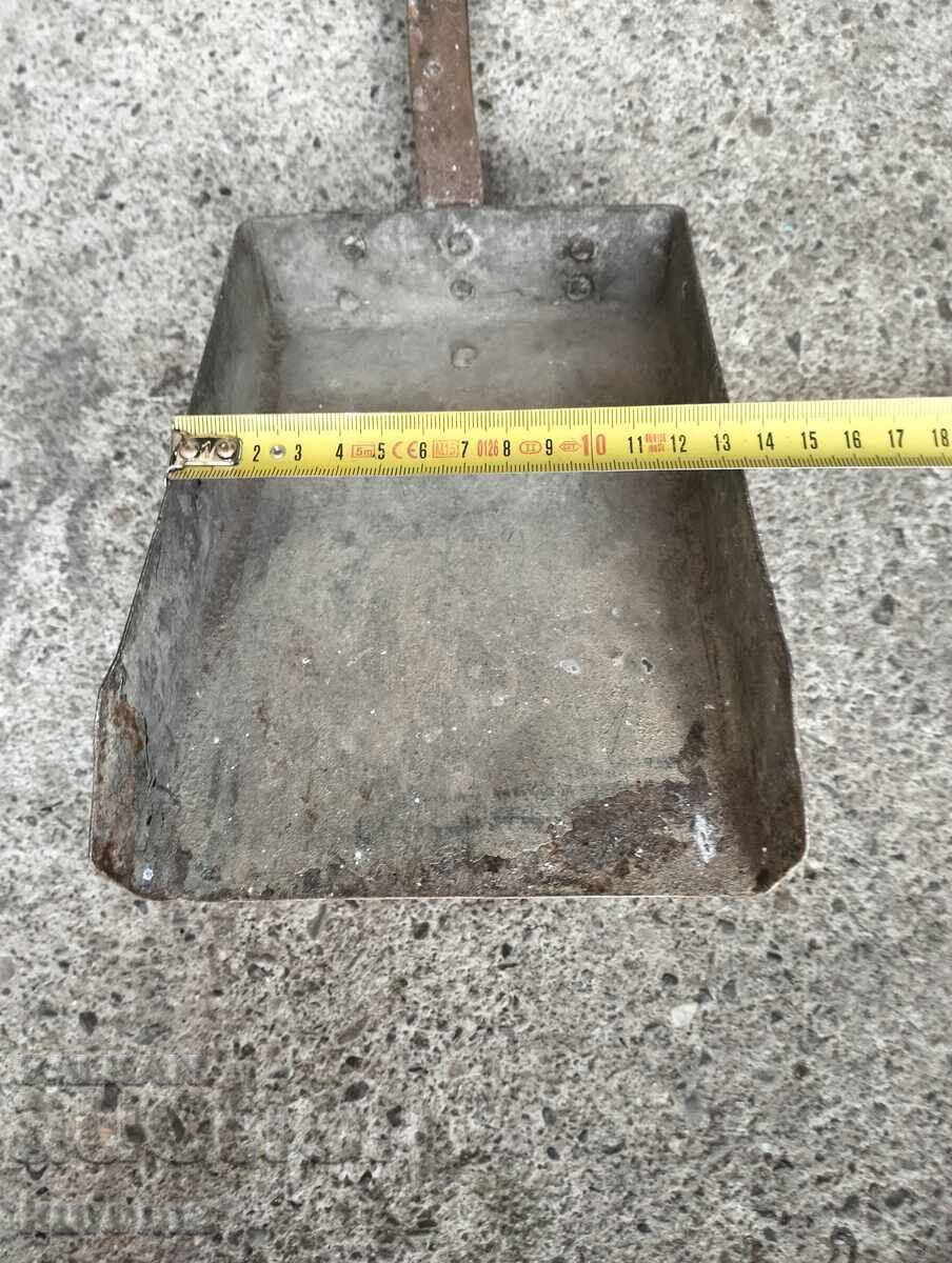 Auction  Old iron shovel