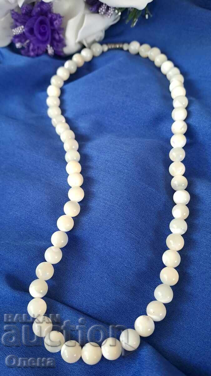 Licitație Colier retro din sidef natural Licitație Colier retro din sidef natural
