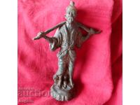 Стара бронзова статуя.