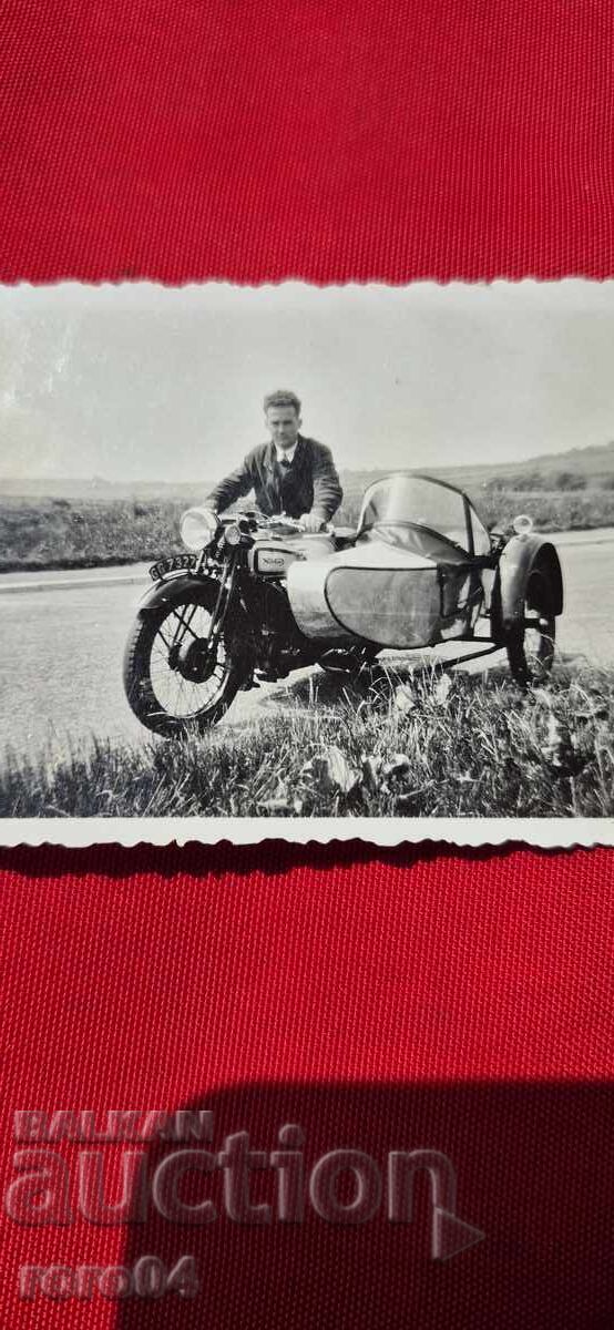 MOTOR CU COȘ - Norton - WW II cu preț 9.99 BGN | € 5.11 MOTOR CU COȘ - Norton - WW II cu preț 9.99 BGN | € 5.11