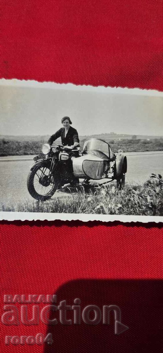 MOTOR CU COȘ - Norton - WW II cu preț 9.99 BGN | € 5.11 MOTOR CU COȘ - Norton - WW II cu preț 9.99 BGN | € 5.11