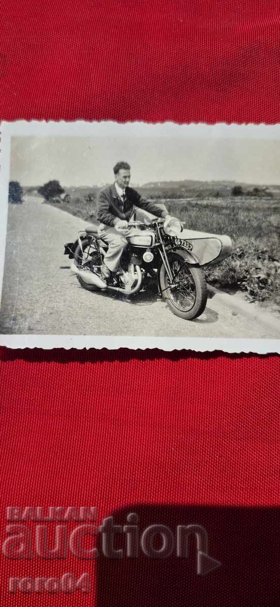 MOTOR CU COȘ - Norton - WW II cu preț 9.99 BGN | € 5.11 MOTOR CU COȘ - Norton - WW II cu preț 9.99 BGN | € 5.11