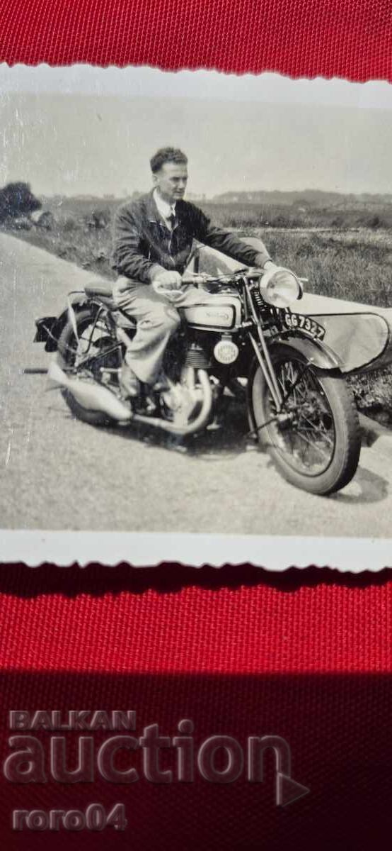 Licitație MOTOR CU COȘ - Norton - WW II Licitație MOTOR CU COȘ - Norton - WW II