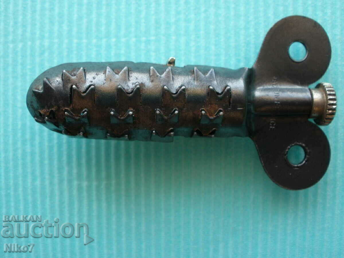 Μια παλιά, γαλλική συσκευή για τον καθαρισμό ενός σωλήνα από αιθάλη. με τιμή 39.99 BGN | € 20.45