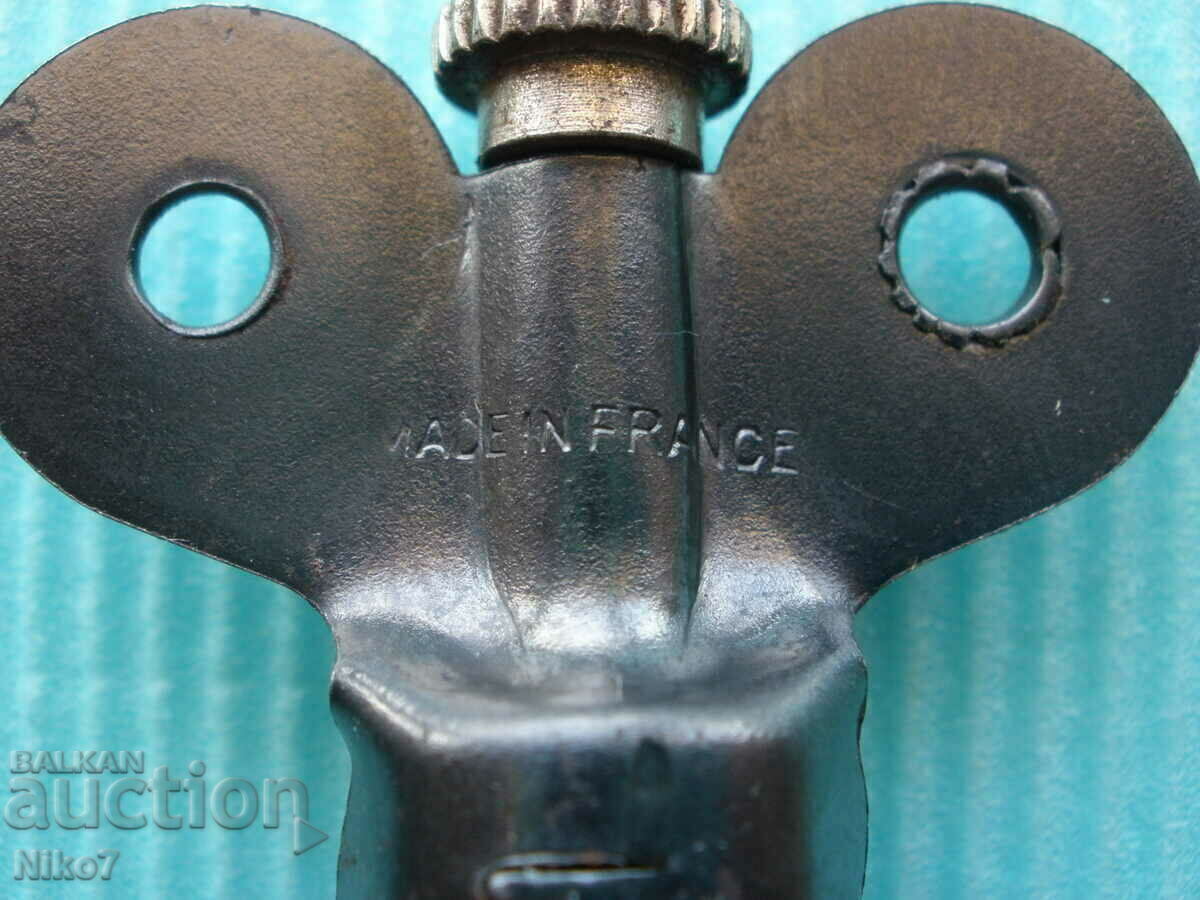 Παράδοση Μια παλιά, γαλλική συσκευή για τον καθαρισμό ενός σωλήνα από αιθάλη.