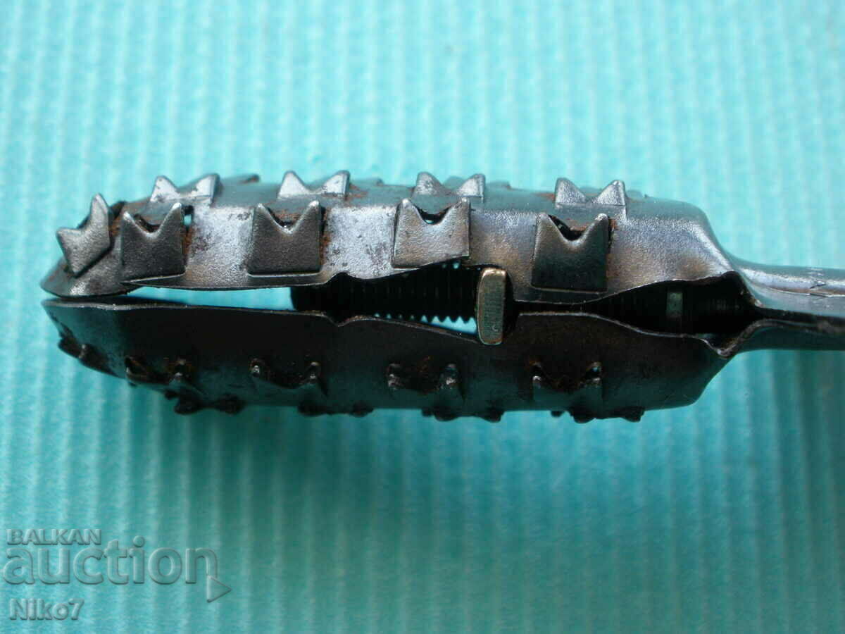 Μια παλιά, γαλλική συσκευή για τον καθαρισμό ενός σωλήνα από αιθάλη. - 5