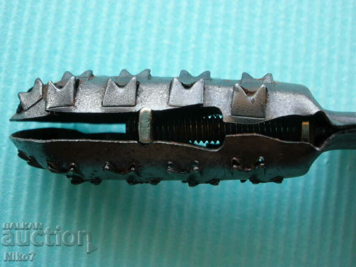 Μια παλιά, γαλλική συσκευή για τον καθαρισμό ενός σωλήνα από αιθάλη. - 6