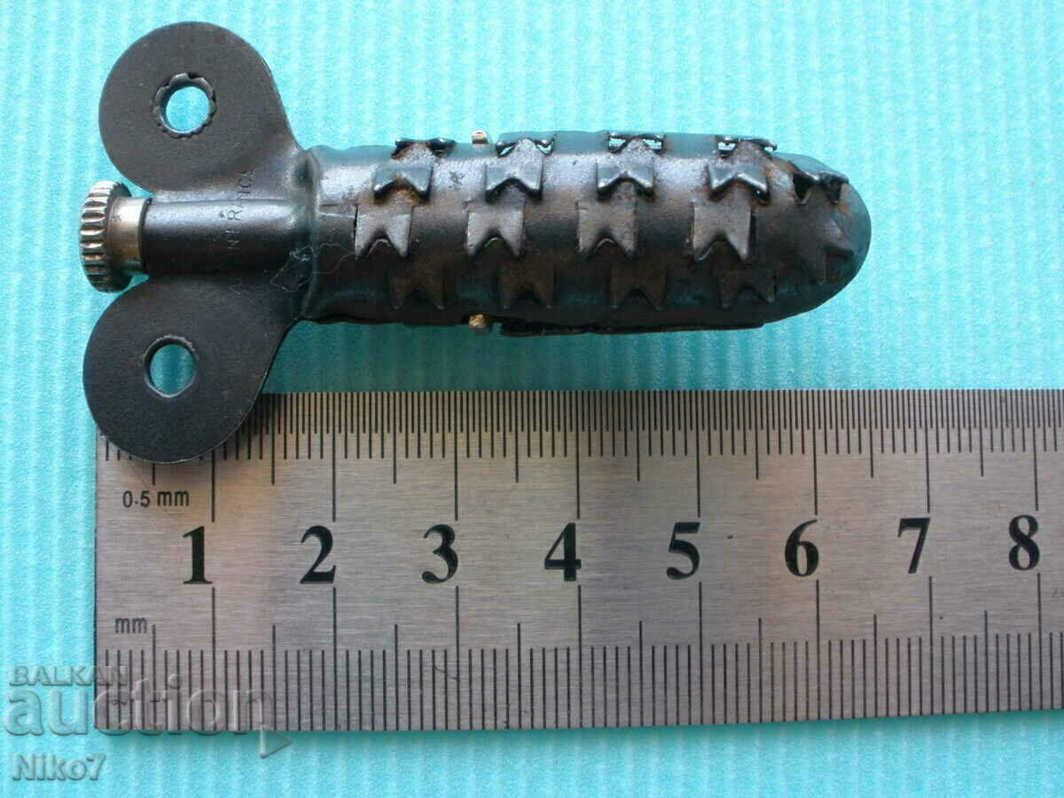 Μια παλιά, γαλλική συσκευή για τον καθαρισμό ενός σωλήνα από αιθάλη. - 7