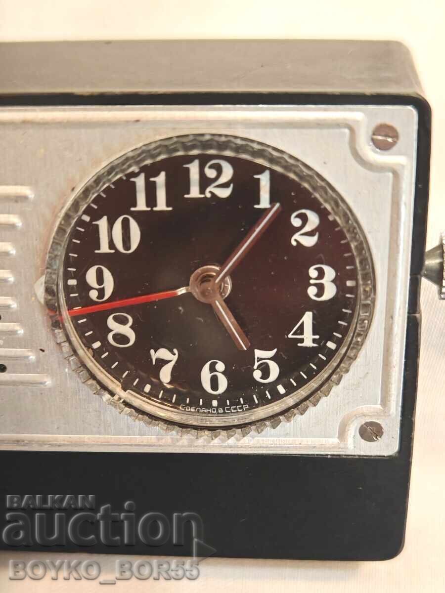 Δύο Μοντέλα Σπάνιων Ρωσικών Σοβιετικών Ρολογιών Ξυπνητηριών Luch με τιμή 26.00 BGN | € 13.29