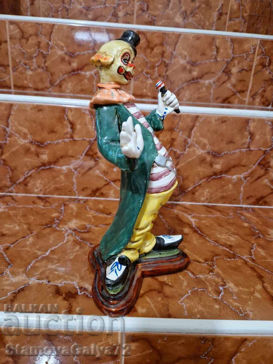 Delivery of Beautiful antique Spanish porcelain clown figure Delivery of Beautiful antique Spanish porcelain clown figure