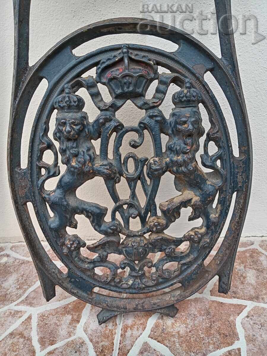 Θυρεός με λέοντες και μονόγραμμα από χυτοσίδηρο με τιμή 61.00 BGN | € 31.19 Θυρεός με λέοντες και μονόγραμμα από χυτοσίδηρο με τιμή 61.00 BGN | € 31.19