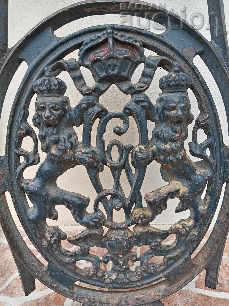 Δημοπρασία Θυρεός με λέοντες και μονόγραμμα από χυτοσίδηρο Δημοπρασία Θυρεός με λέοντες και μονόγραμμα από χυτοσίδηρο