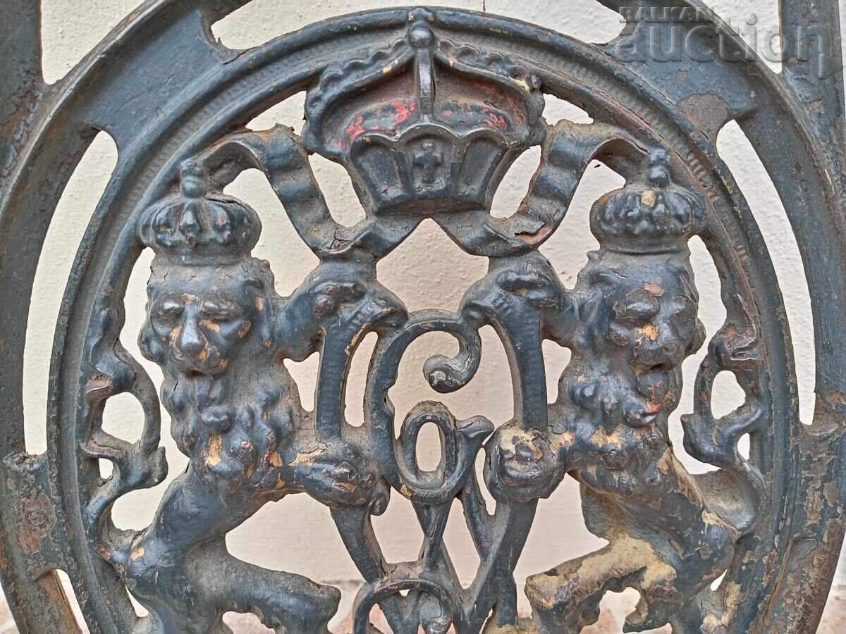 Παράδοση Θυρεός με λέοντες και μονόγραμμα από χυτοσίδηρο Παράδοση Θυρεός με λέοντες και μονόγραμμα από χυτοσίδηρο