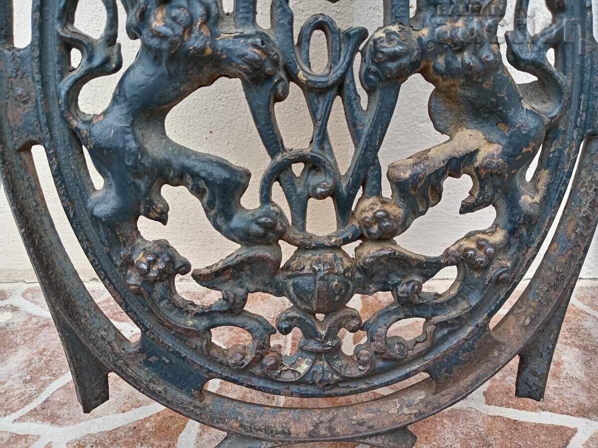 Θυρεός με λέοντες και μονόγραμμα από χυτοσίδηρο - 5 Θυρεός με λέοντες και μονόγραμμα από χυτοσίδηρο - 5