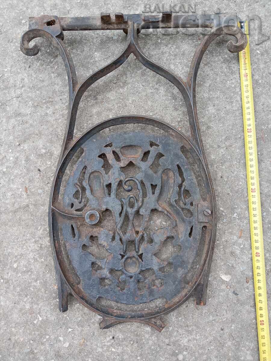 Θυρεός με λέοντες και μονόγραμμα από χυτοσίδηρο - 6 Θυρεός με λέοντες και μονόγραμμα από χυτοσίδηρο - 6