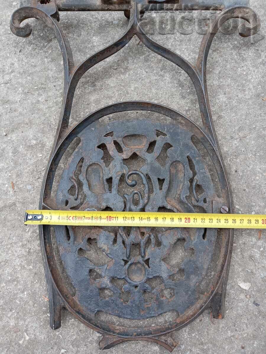 Θυρεός με λέοντες και μονόγραμμα από χυτοσίδηρο - 7 Θυρεός με λέοντες και μονόγραμμα από χυτοσίδηρο - 7