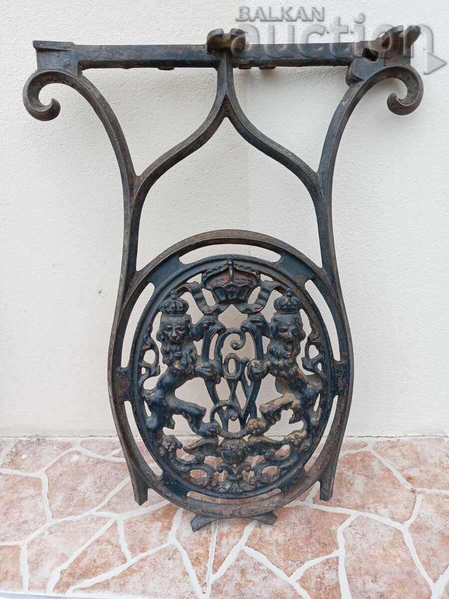 Θυρεός με λέοντες και μονόγραμμα από χυτοσίδηρο Θυρεός με λέοντες και μονόγραμμα από χυτοσίδηρο