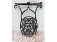 Θυρεός με λέοντες και μονόγραμμα από χυτοσίδηρο