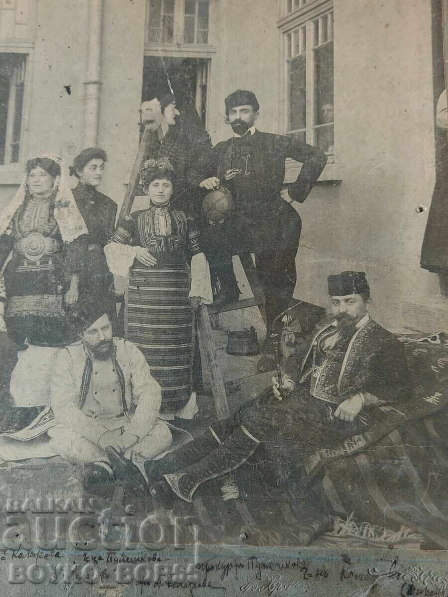 Παλιά φωτογραφία σε χαρτόνι 1900 μ.Χ. Φορεσιές Σοπικές Μακεδονικές με τιμή 69.00 BGN | € 35.28