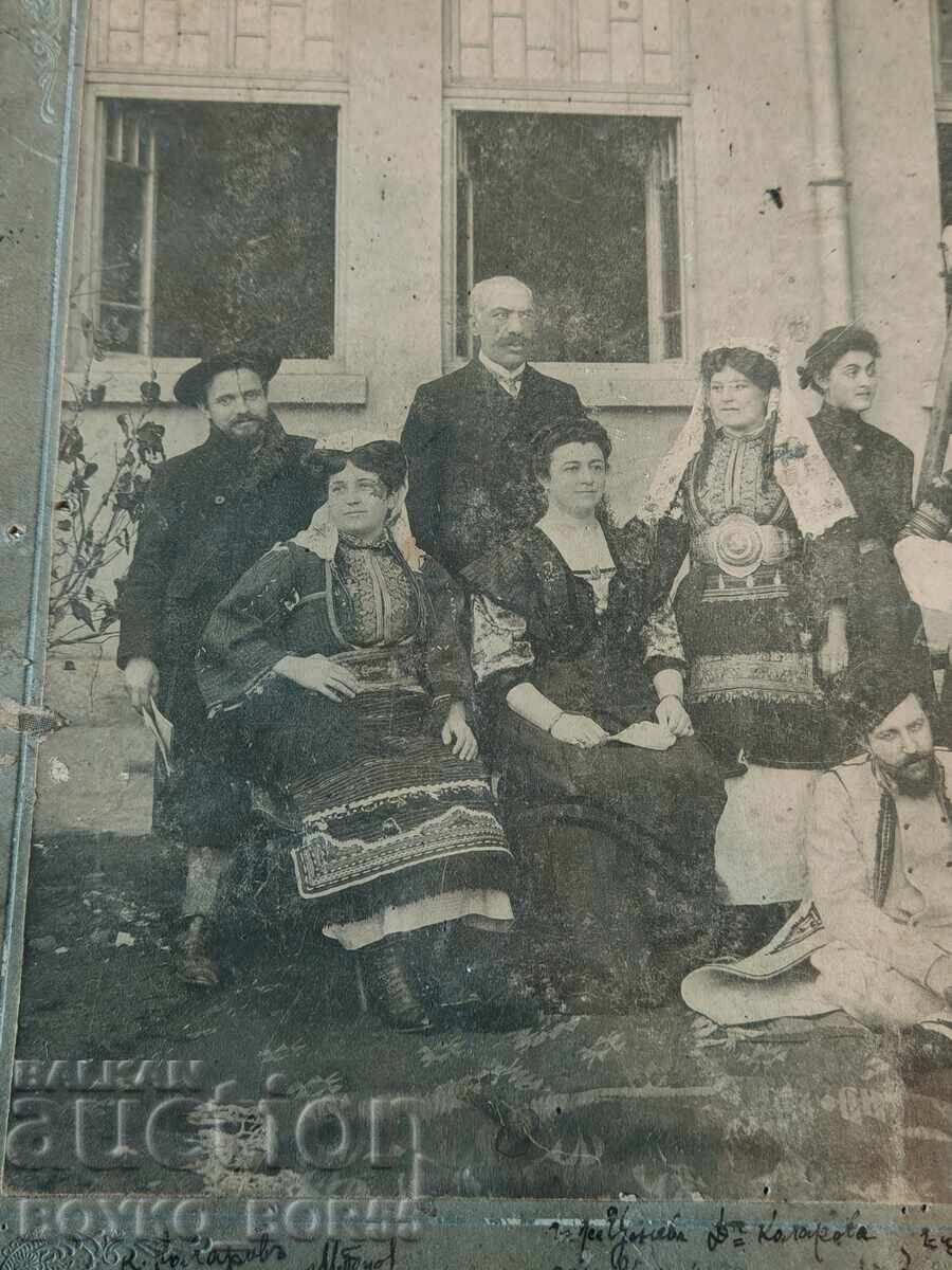 Δημοπρασία Παλιά φωτογραφία σε χαρτόνι 1900 μ.Χ. Φορεσιές Σοπικές Μακεδονικές