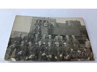 Снимка Офицери и войници пред парен локомотив