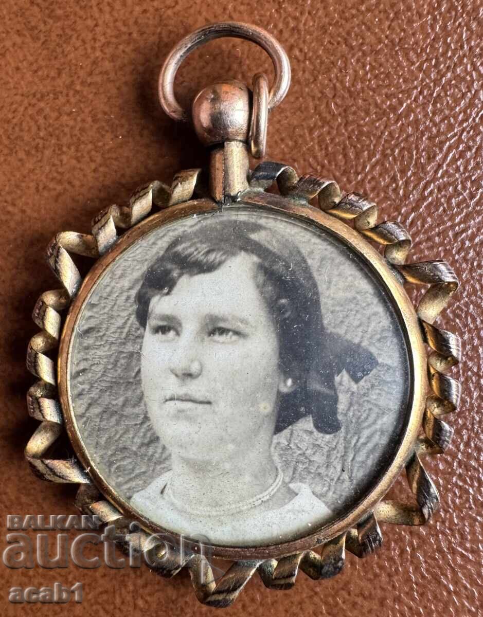 Medalion cu fotografii Primul Război Mondial Militar și Doamnă cu preț 129.99 BGN | € 66.46 Medalion cu fotografii Primul Război Mondial Militar și Doamnă cu preț 129.99 BGN | € 66.46