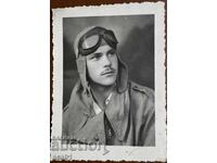 Pilot cu Șapcă de Pilot și Ochelari