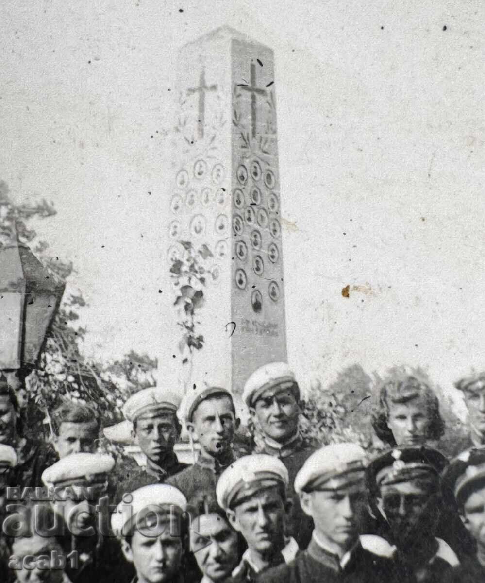 Μαθητές μπροστά από πολεμικό μνημείο με τιμή 7.99 BGN | € 4.09 Μαθητές μπροστά από πολεμικό μνημείο με τιμή 7.99 BGN | € 4.09