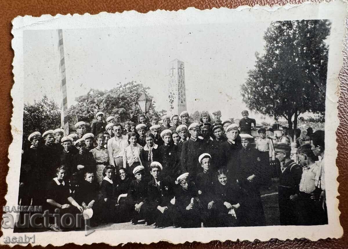 Μαθητές μπροστά από πολεμικό μνημείο Μαθητές μπροστά από πολεμικό μνημείο