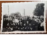 Μαθητές μπροστά από πολεμικό μνημείο