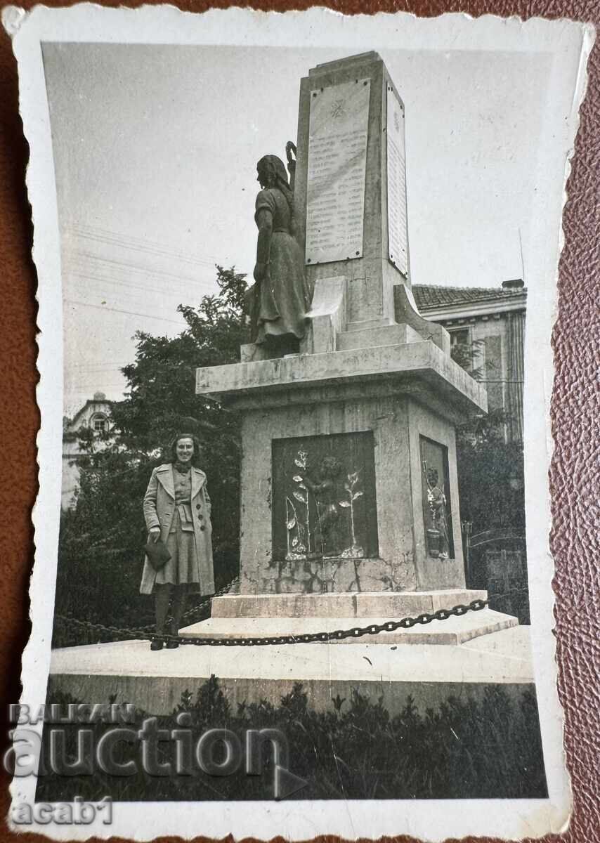 Дама и военен паметник