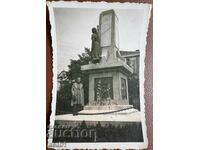 Дама и военен паметник