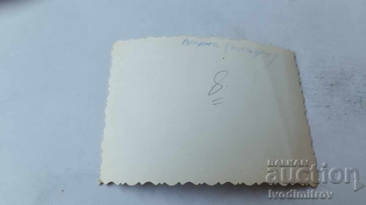 Fotografii Varna Bărbați femei și tineri pe plajă cu preț 1.65 BGN | € 0.84 Fotografii Varna Bărbați femei și tineri pe plajă cu preț 1.65 BGN | € 0.84