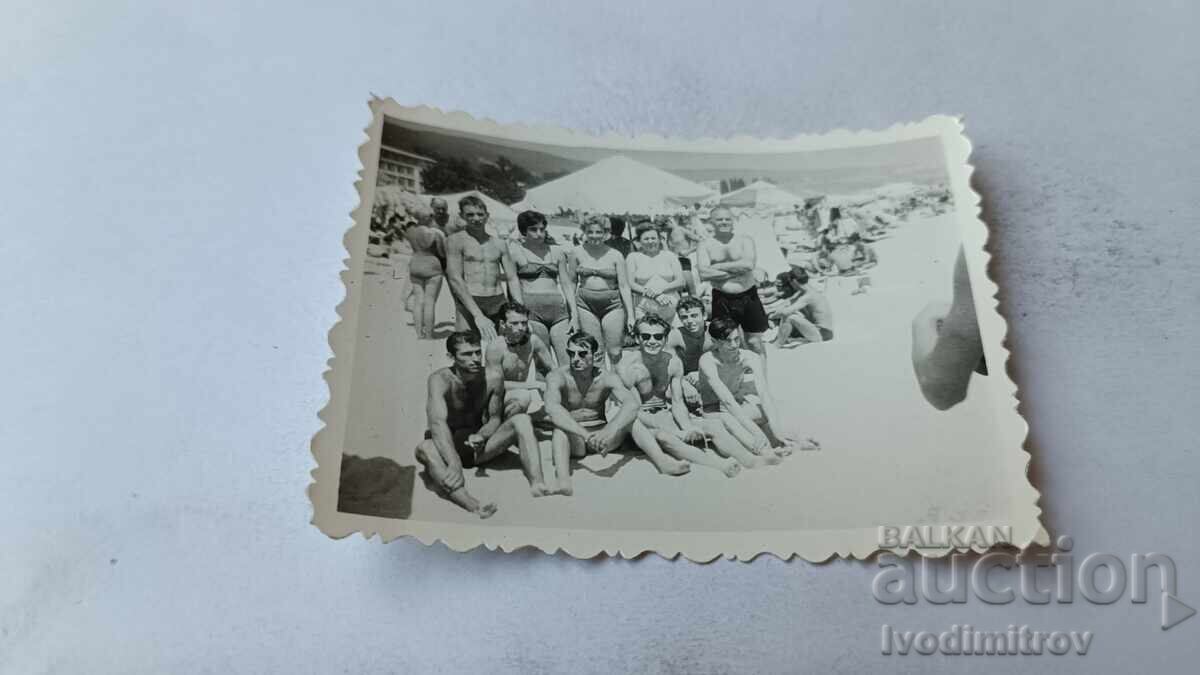 Fotografii Varna Bărbați femei și tineri pe plajă Fotografii Varna Bărbați femei și tineri pe plajă