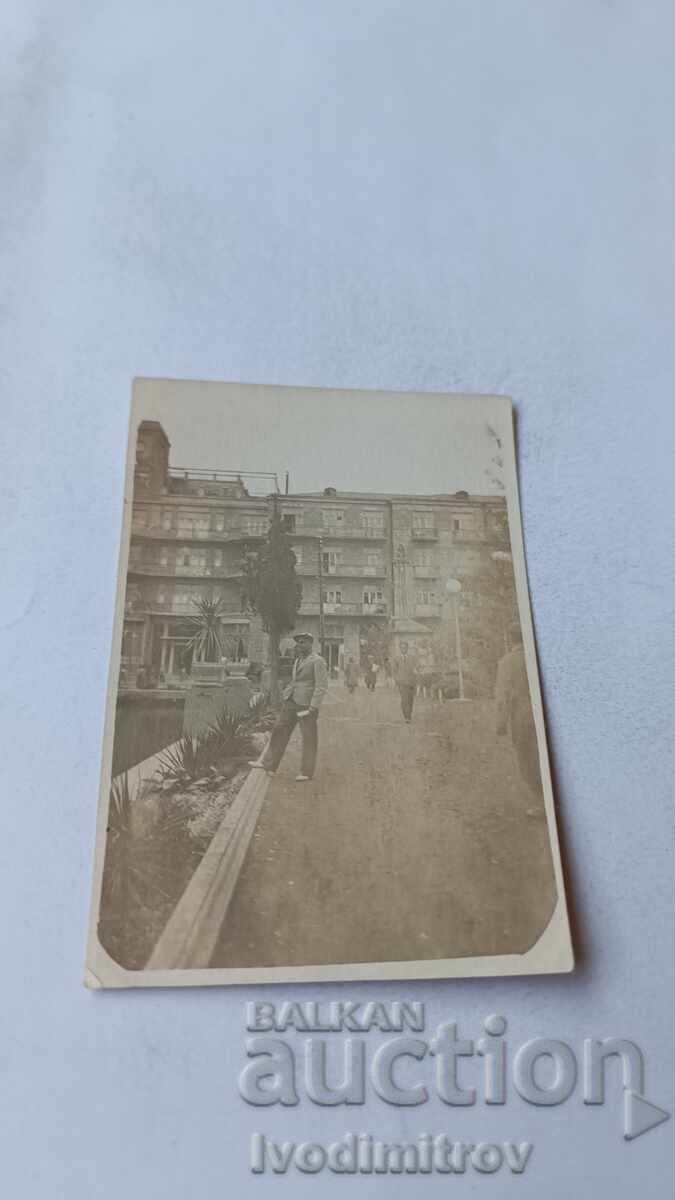 Снимка Млад мъж на улицата 1937