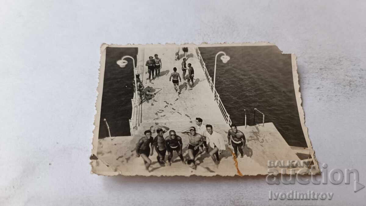 Photo Varna Young men on the pier