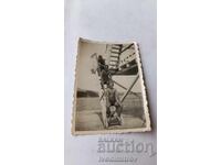 Fotografie Trei tineri bărbați stând pe scări la ponton