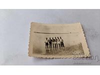 Fotografie Tineri bărbați lângă râul Dunărea lângă Belgrad 1945