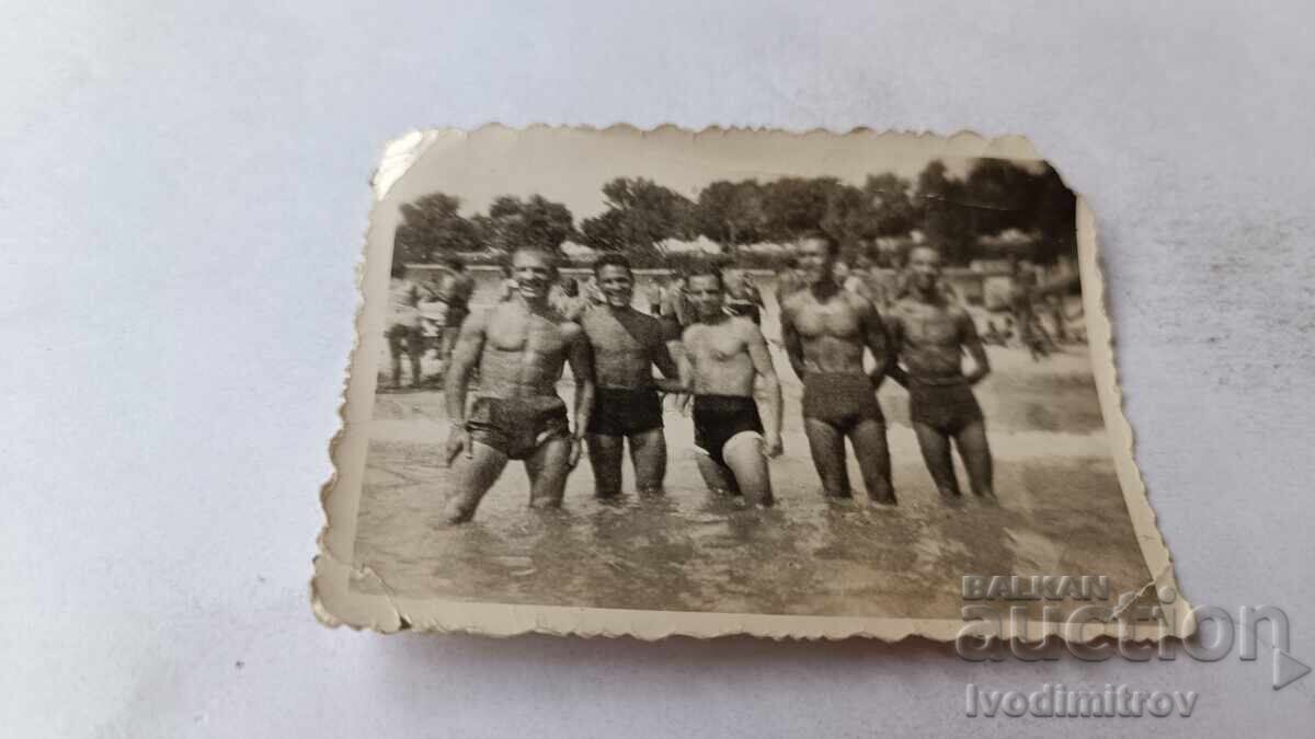 Φωτογραφία Πέντε ανδρών στην παραλία Φωτογραφία Πέντε ανδρών στην παραλία