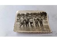 Φωτογραφία Πέντε ανδρών στην παραλία