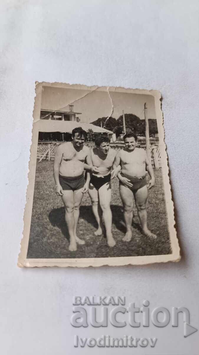 Φωτογραφία Τριών ανδρών με μπασκέτα στο γήπεδο Φωτογραφία Τριών ανδρών με μπασκέτα στο γήπεδο