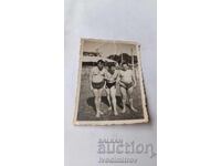 Φωτογραφία Τριών ανδρών με μπασκέτα στο γήπεδο