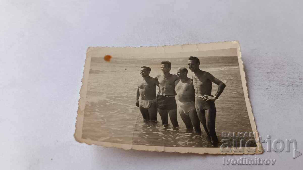 Снимка Четирима мъже на брега на морето