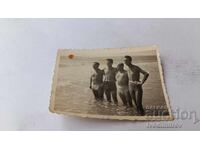 Снимка Четирима мъже на брега на морето