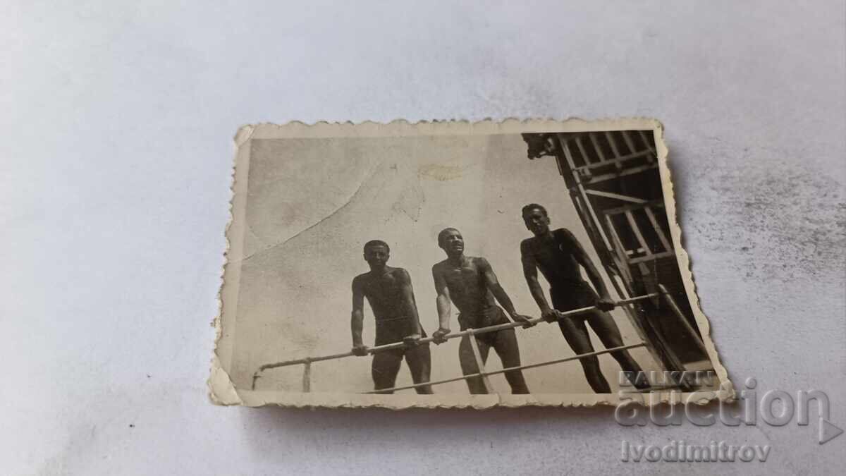 Снимка Трима мъже на пристана