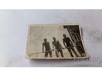 Φωτογραφία Τρεις άνδρες στην προβλήτα