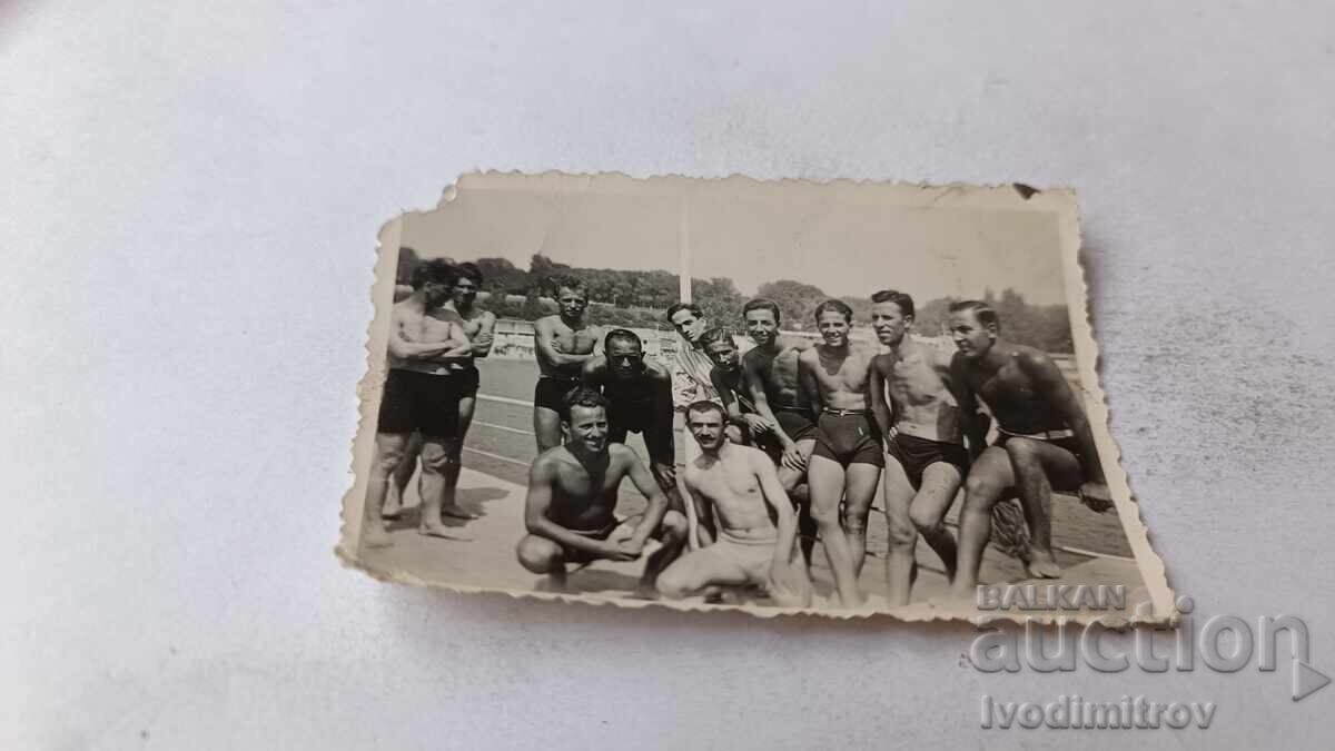 Снимка Млади мъже на пристана