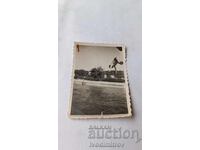 Φωτογραφία Νέος άνδρας πηδά στην πισίνα