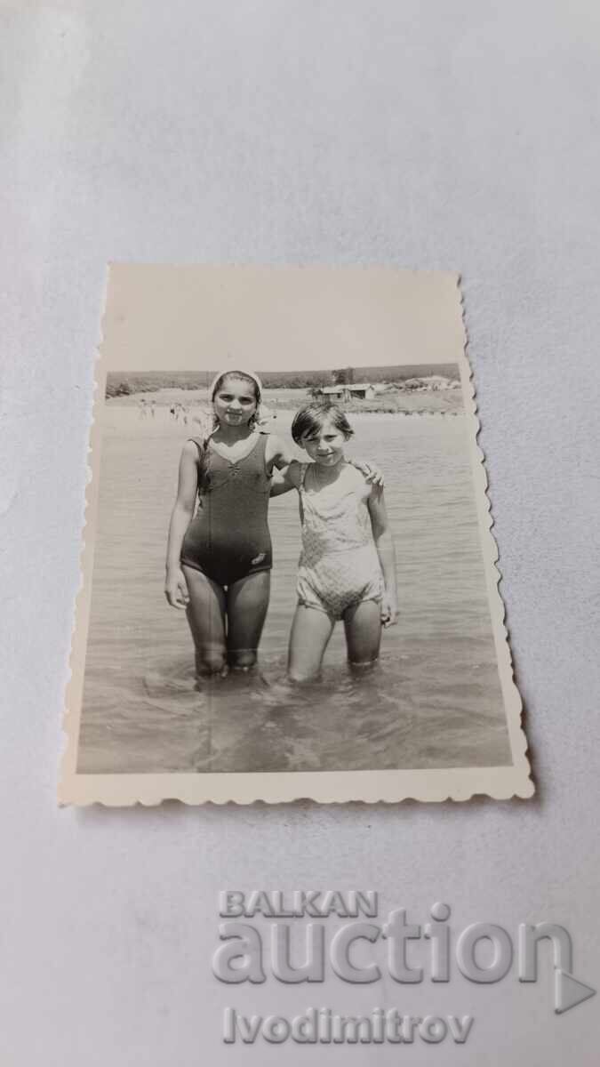 Fotografie Două fete pe malul mării Fotografie Două fete pe malul mării